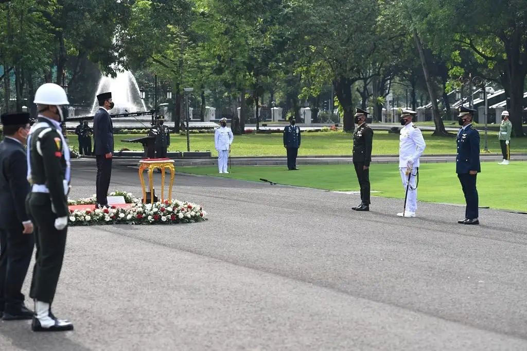 Presiden Joko Widodo memimpin Upacara Peringatan Ke-76 Hari TNI, di Halaman Istana Merdeka, Jakarta, Selasa, 05 Oktober 2021 pagi.