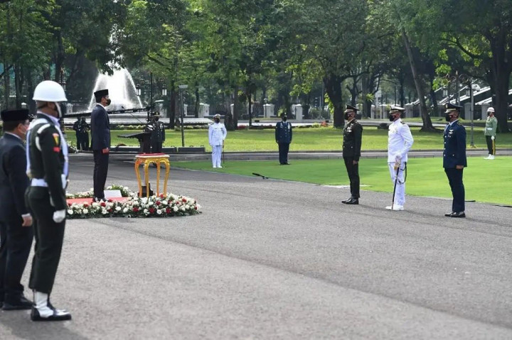Presiden Joko Widodo memimpin Upacara Peringatan Ke-76 Hari TNI, di Halaman Istana Merdeka, Jakarta, Selasa, 05 Oktober 2021 pagi.