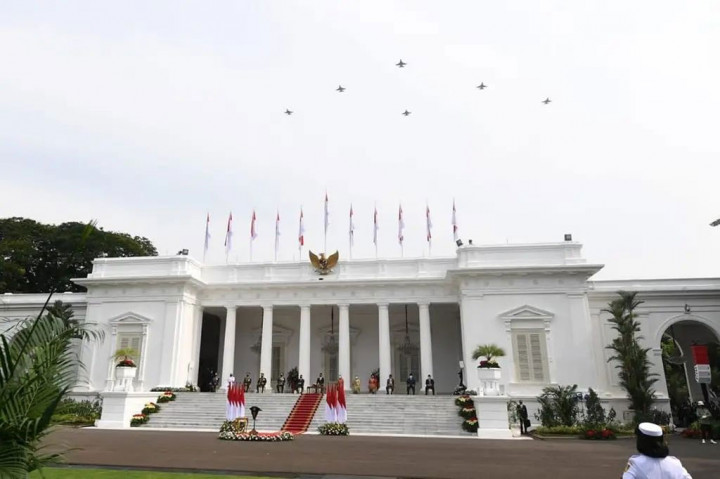 Kepada para prajurit TNI, Presiden mengingatkan sampai saat ini Indonesia masih berada dalam bayang-bayang pandemi covid-19. Bila diibaratkan sebagai perang, ujar Presiden, perang melawan covid-19 sangat berlarut-larut. Perang melawan covid-19 sangat menguras tenaga, menguras pikiran, mental hingga semangat juang.