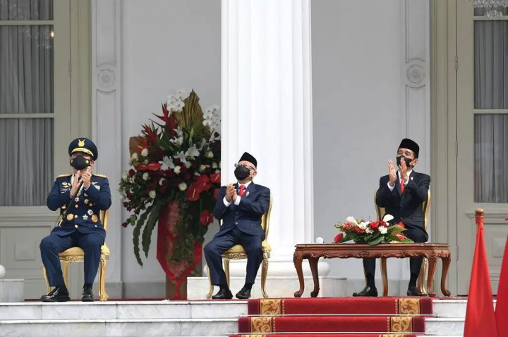 Mewakili masyarakat, bangsa, dan negara, Presiden Jokowi menyampaikan penghargaan setinggi-tingginya kepada seluruh jajaran TNI. Para prajurit TNI dinilai selalu menjadi penjaga utama kedaulatan bangsa dan keutuhan wilayah NKRI.