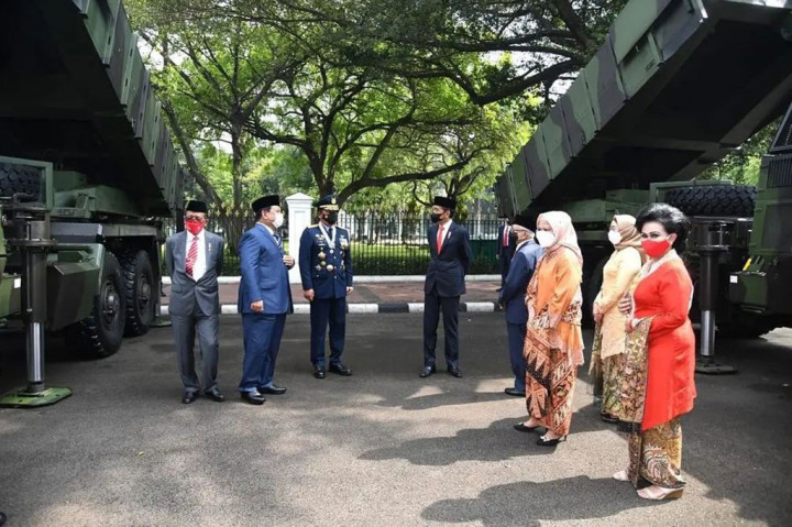 “Dalam rangka hari ulang tahun TNI yang ke-76, kita memamerkan alutsista kita dan ini juga sebagai sebuah bentuk transparansi kepada publik bahwa APBN telah digunakan untuk membeli peralatan-peralatan ini,” ujar Kepala Negara.