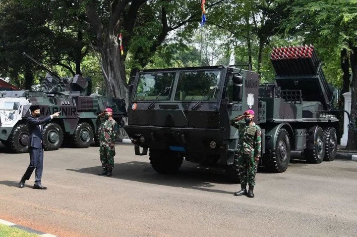 “Kita harapkan publik, masyarakat bisa tahu bahwa kita misalnya telah memiliki Astros. Astros ini sebanyak 56, ini roketnya bisa meluncur jarak 39 km, dan yang lain-lainnya nanti tolong ditanyakan ke Panglima TNI, KSAD, KSAL, atau KSAU. Inilah yang kita miliki dan ini adalah pembelian-pembelian baru. Misalnya kalau yang ini Astros baru saja di 2014 kita membeli ini. Jadi kelihatan sekali barangnya masih barang-barang baru semuanya,” jelas Presiden.