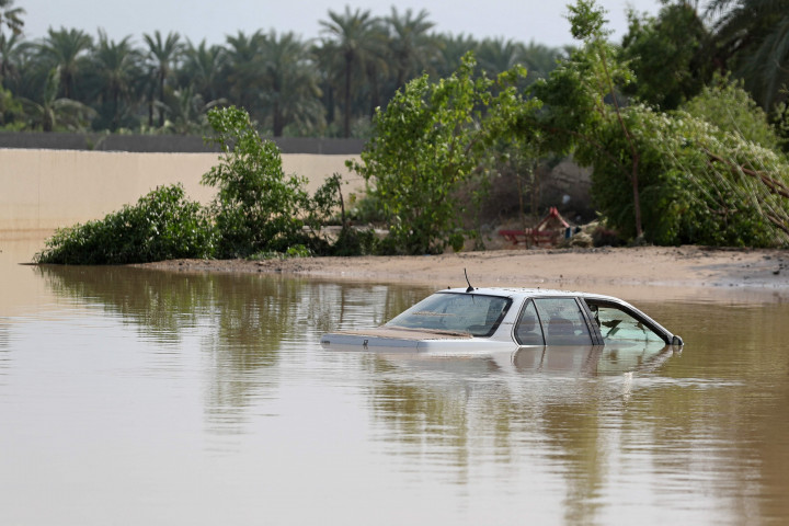 Sebuah kendaraan terendam banjir menyusul Topan tropis Shaheen di Kota al-Khaburah di wilayah al-Batinah Oman pada 4 Oktober 2021.