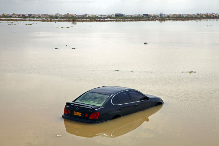 Potret Banjir Akibat Topan Shaheen yang Melanda Oman