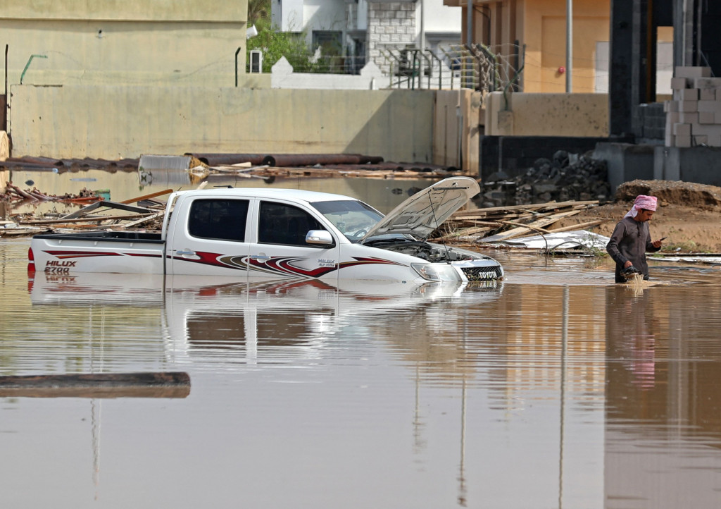 Otoritas Oman telah menemukan jasad seorang pria yang sempat dinyatakan hilang di tengah terjangan Shaheen. Hari Minggu kemarin, topan tersebut mendarat di Oman. 