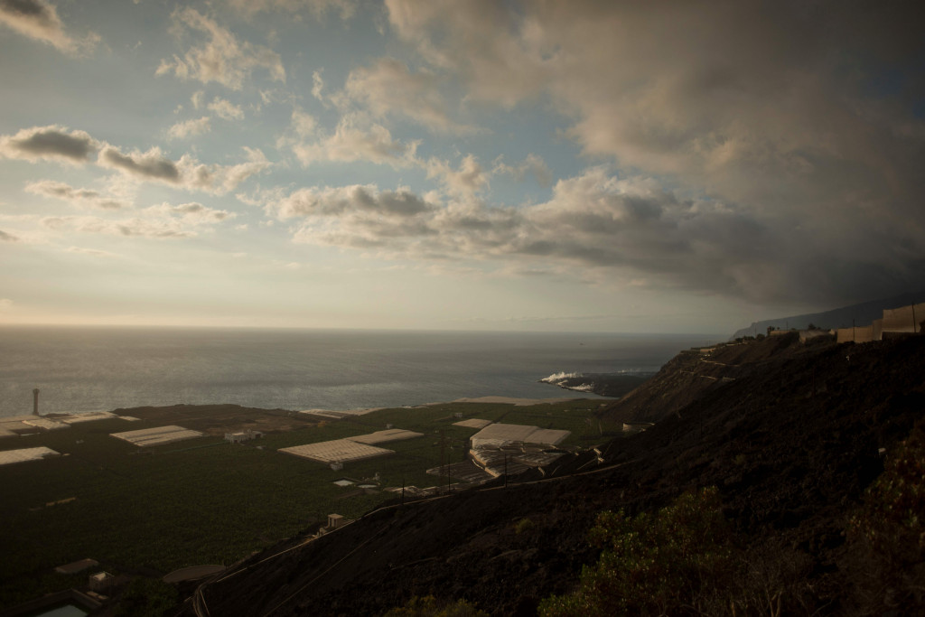 Lava dari gunung berapi Cumbre Vieja mengalir ke Samudra Atlantik terlihat dari Puerto de Naos, di Pulau Canary La Palma, 4 Oktober 2021.