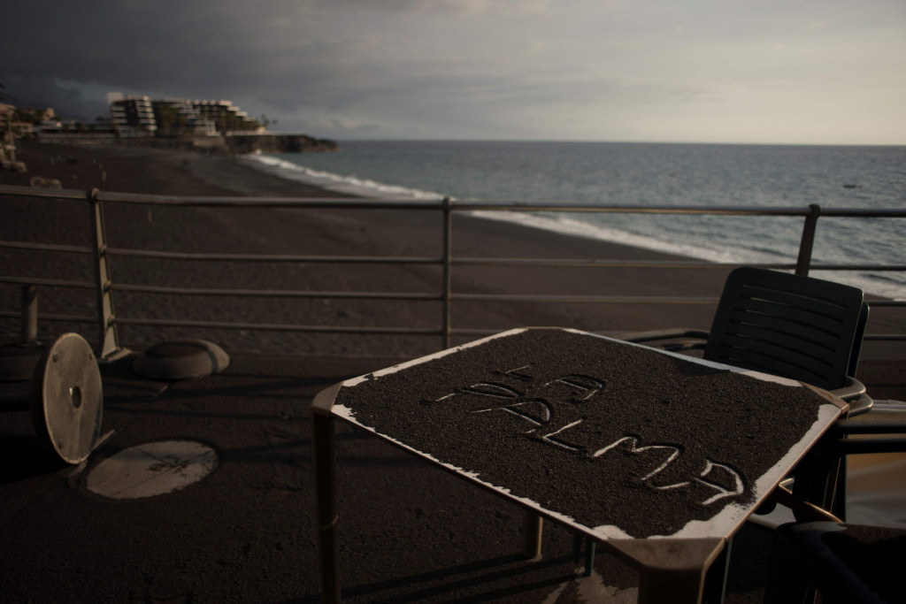 Meja yang tertutup abu, setelah letusan gunung berapi Cumbre Vieja, di Puerto de Naos, di Pulau Canary La Palma, 4 Oktober 2021.
