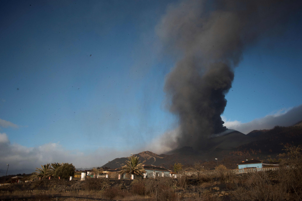 Gunung berapi Cumbre Vieja dilihat dari Las Manchas, memuntahkan lava, abu dan asap, di Pulau Canary La Palma, 4 Oktober 2021.