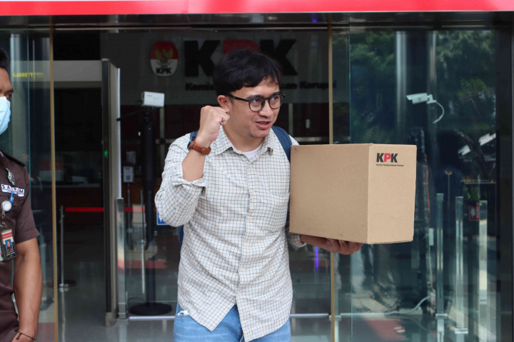Mantan Penyidik Muda KPK Lakso Anindhito (membawa kotak) meninggalkan Gedung KPK, Jakarta, Selasa, 5 Oktober 2021. 