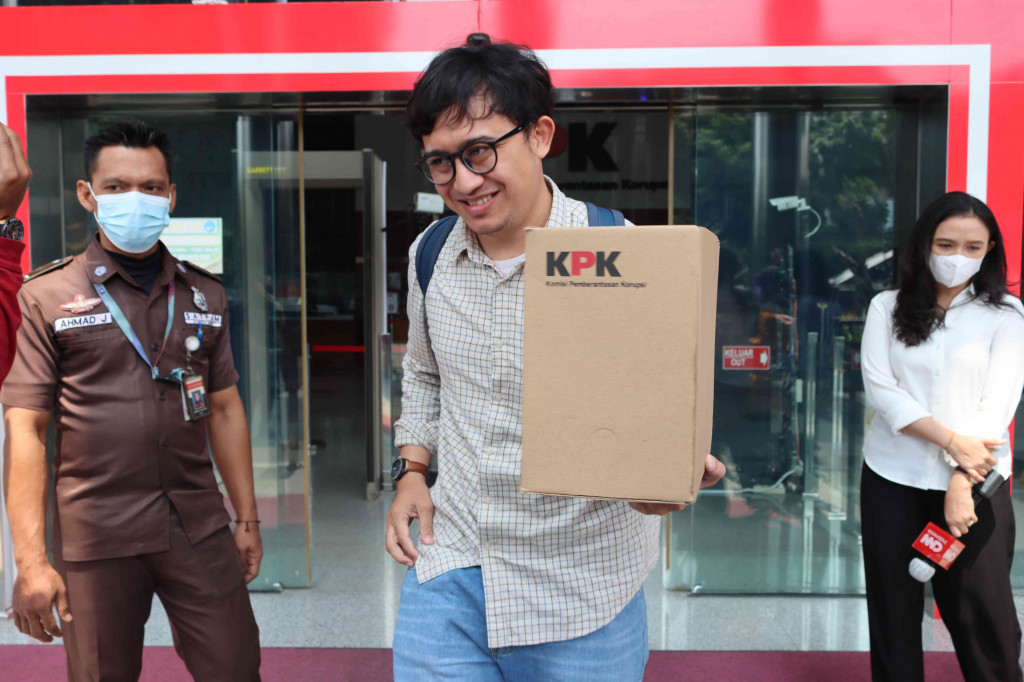 Eks penyidik KPK kasus bantuan sosial Covid-19 ini datang ke KPK untuk membereskan barang-barang dan proses administrasi usai dipecat.