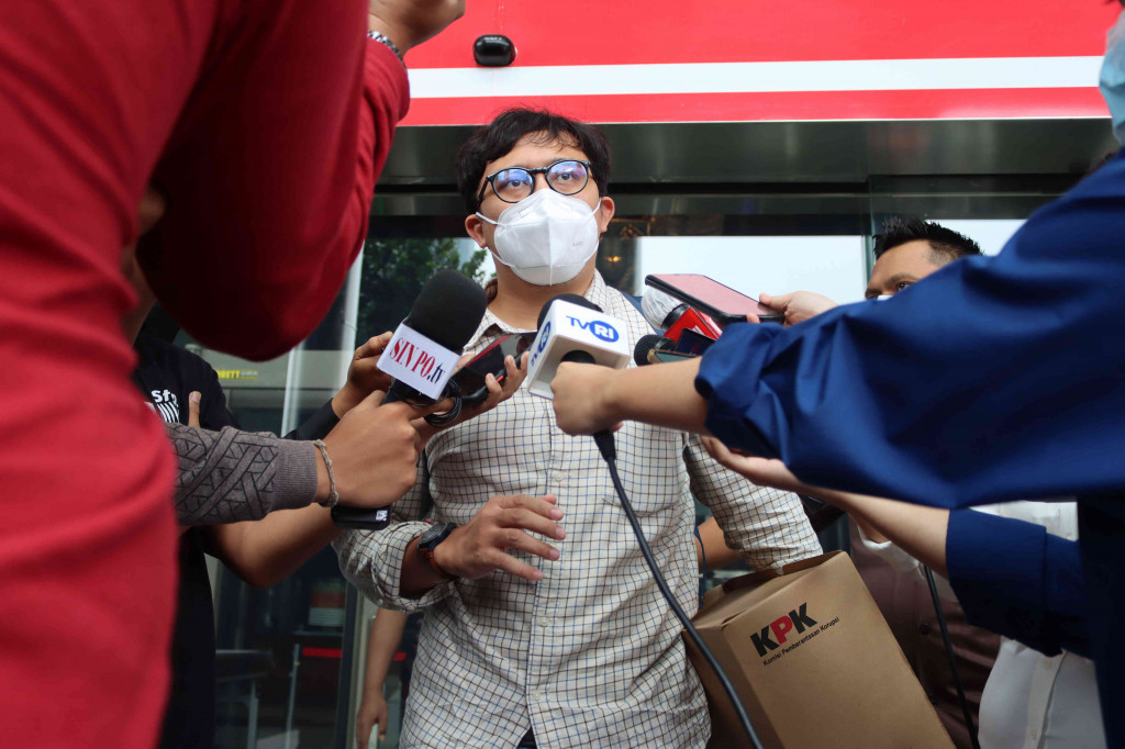 Menurut dia, sejumlah pegawai KPK yang kini menjadi pegawai ASN di KPK merasa bahwa 57 pegawai yang dipecat telah mendapatkan ketidakadilan.