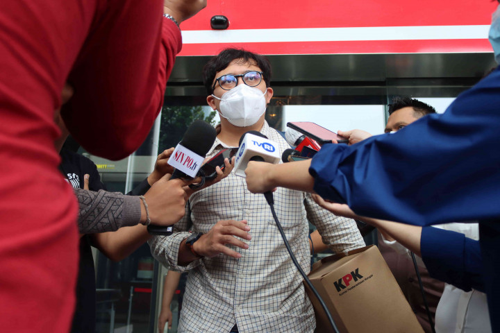 Menurut dia, sejumlah pegawai KPK yang kini menjadi pegawai ASN di KPK merasa bahwa 57 pegawai yang dipecat telah mendapatkan ketidakadilan.