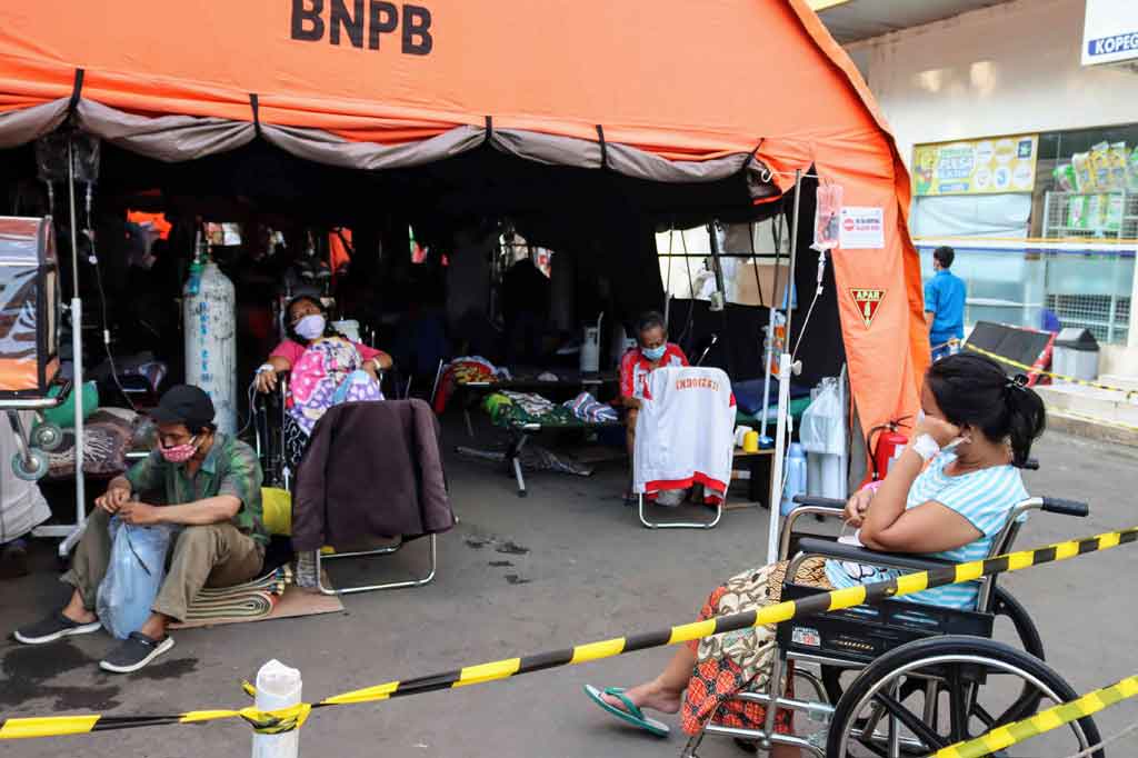 Puncak wabah virus korona di Indonesia diyakini banyak pihak telah terlampaui pada awal hingga pertengahan Juli 2021.