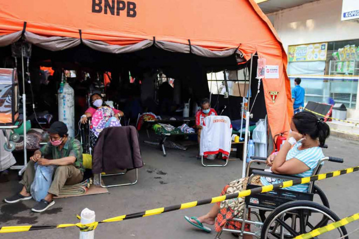 Puncak wabah virus korona di Indonesia diyakini banyak pihak telah terlampaui pada awal hingga pertengahan Juli 2021.