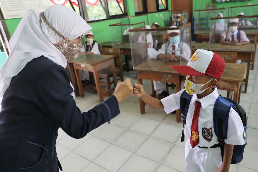 Tanda-tanda ke arah pulihnya keadaan terlihat seiring dengan terus menurunnya angka kasus positif yang diumumkan setiap hari. Beberapa sekolah juga telah menggelar pembelajaran tatap muka (PTM) secara terbatas, sementara pasar dan pusat perbelanjaan juga dibuka dengan penerapan protokol kesehatan secara ketat.