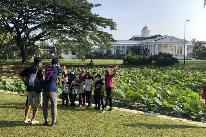 Tampak bahwa grafik penularannya cenderung landai; masih ada pertambahan kasus baru tetapi bukan lonjakan angka.