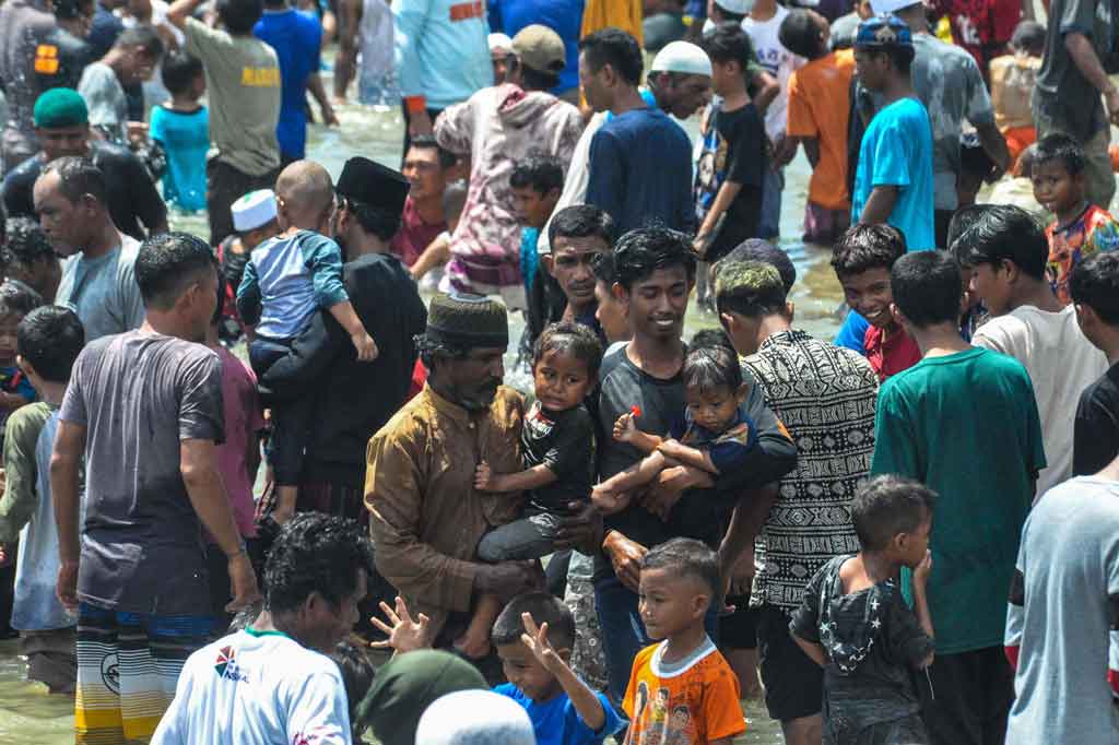 Tradisi budaya ini rutin dilakukan setiap tahun pada hari Rabu terakhir di bulan Safar. Tradisi menceburkan diri kedalam air ini dipercaya sebagai ritual untuk menangkal berbagai macam hal-hal yang tidak baik atau tolak bala.