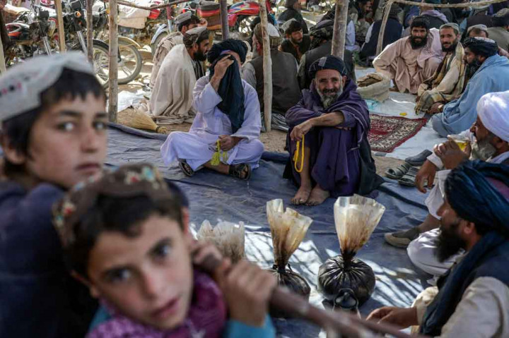 Cuaca, ketidakamanan, kerusuhan politik dan penutupan perbatasan semuanya dapat mempengaruhi harga opium yang selalu berfluktuasi. Tetapi semua orang tampaknya setuju bahwa pernyataan juru bicara Taliban Zabihullah Mujahid bulan lalu yang membuat harganya melonjak.