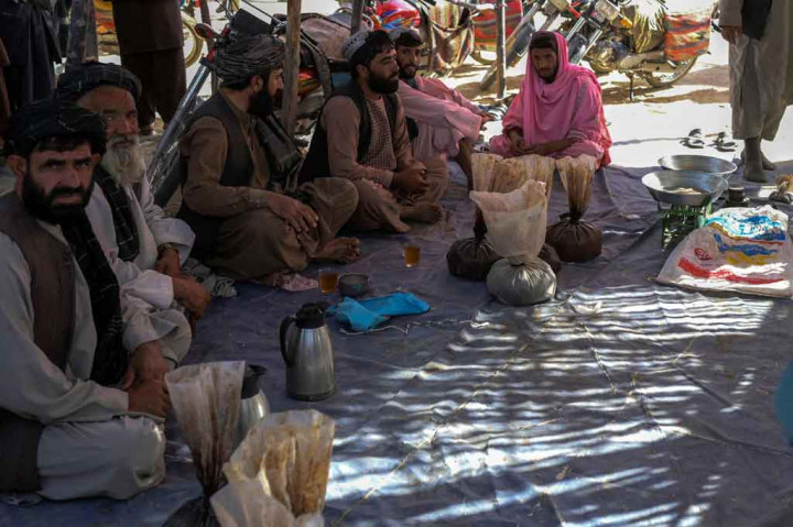 Pada saat itu, dia mengatakan kepada dunia bahwa Taliban tidak ingin melihat narkotika apa pun diproduksi - tetapi menambahkan bahwa dukungan internasional diperlukan untuk memungkinkan petani beralih dari perdagangan.