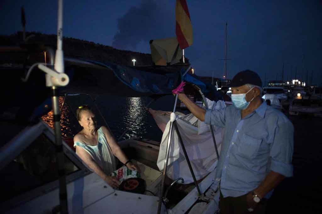 Ketika perintah evakuasi datang, baik Margaretha Straates, 80, maupun suaminya yang berusia 90 tahun, Luis Rodriguez Diaz, tidak menyukai gagasan untuk tinggal di akomodasi sementara.