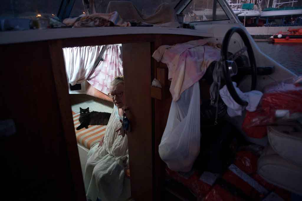 “Itu tiba-tiba datang kepada saya, mengapa kita tidak mencoba perahu? Ini hanya perahu tua, tapi kita bisa mengambil beberapa barang dan menetap di sana,” kata Rodriguez Diaz, seorang pensiunan ahli bedah gastrointestinal.
