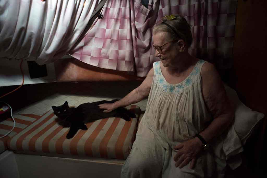 Bersama-sama, mereka menghabiskan waktu di dek kecil kapal dengan radio, komputernya dengan Wi-Fi, kulkas kecil, dan kucing yang dia adopsi saat melarikan diri.