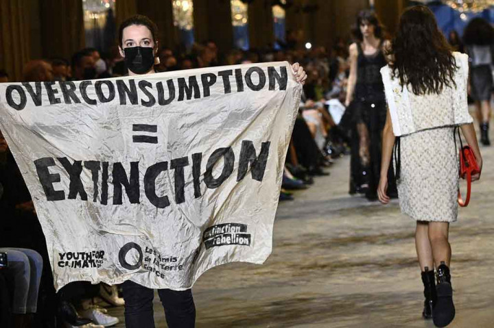 Seorang pengunjuk rasa muncul dan mengganggu peragaan busana Louis Vuitton di Paris pada Selasa, 5 Oktober 2021 waktu setempat. Pengunjuk rasa tersebut berjalan di atas catwalk dengan membentangkan spanduk yang mengutuk dampak konsumsi berlebihan terhadap lingkungan.  