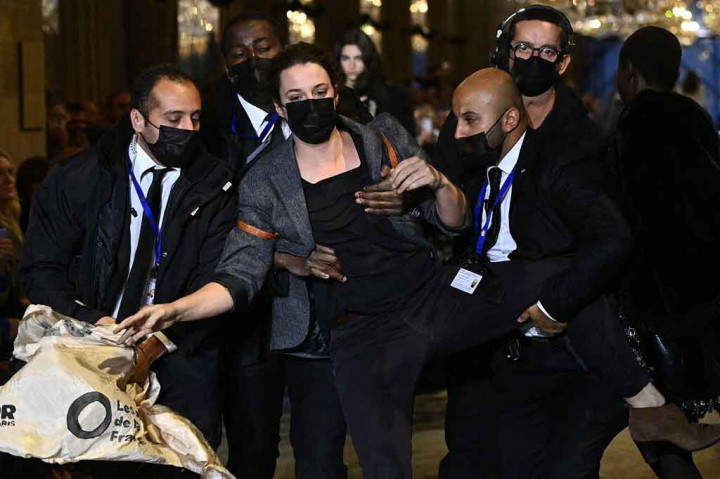  Kejadian itu hampir tidak mengganggu para model yang menampilkan koleksi LV di koridor Louvre dengan musik organ dramatis kala itu. 