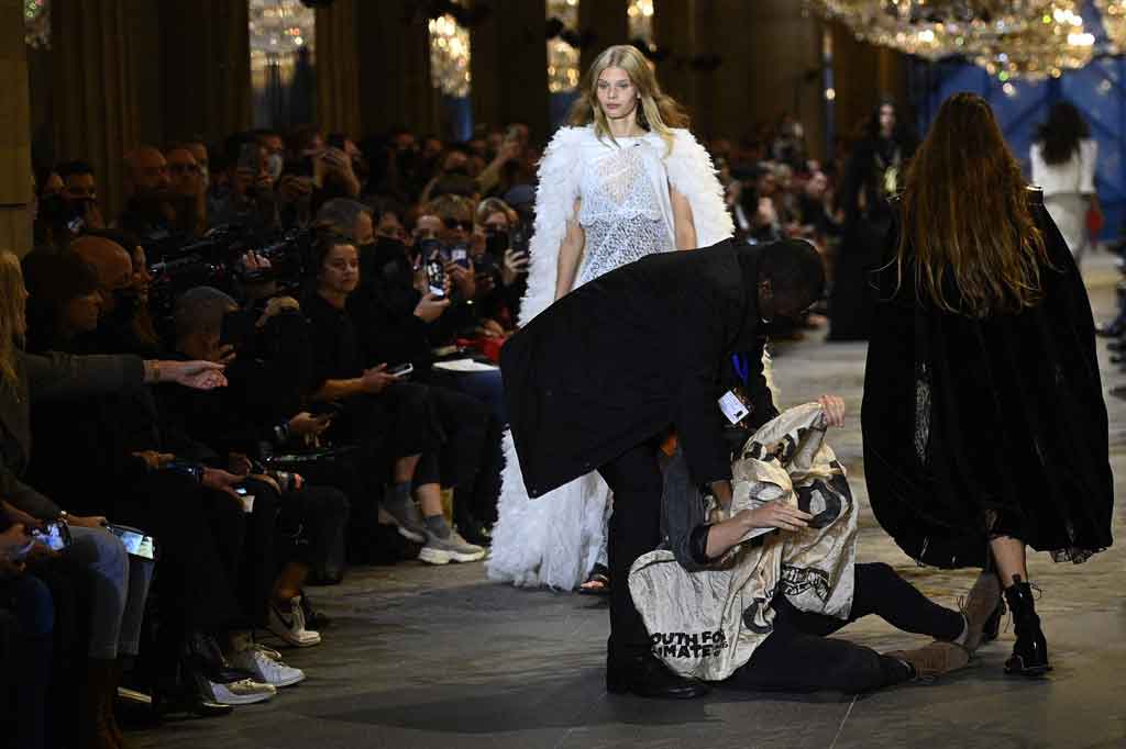 Pengunjuk rasa itu kemudian diamankan oleh aparat keamanan sebelum dibawa pergi. 