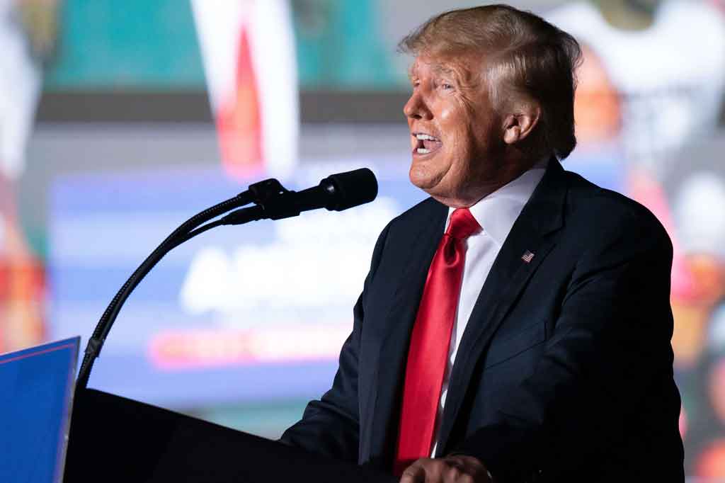 Selama pandemi virus korona, saham teknologi, mata uang kripto, dan aset lainnya berkembang pesat. Namun, properti di kota-kota besar yang terkena imbas pandemi membuat Trump terpental dari klub eksklusif tersebut.  