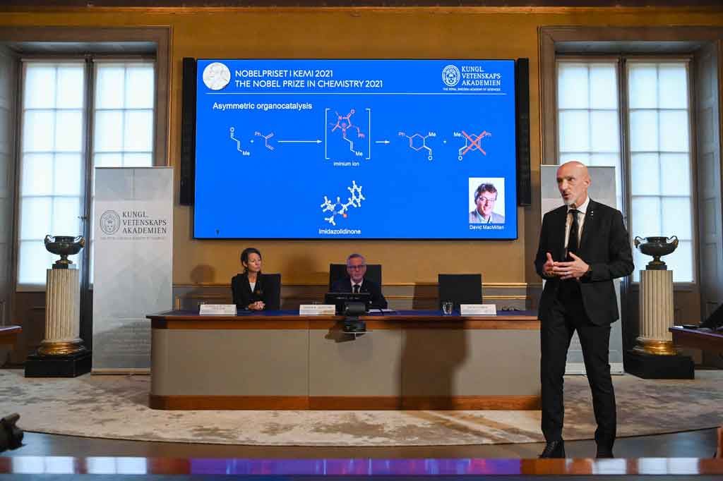 MacMillan adalah profesor di Universitas Princeton di AS, sementara List adalah direktur di Institut Max Planck di Jerman.