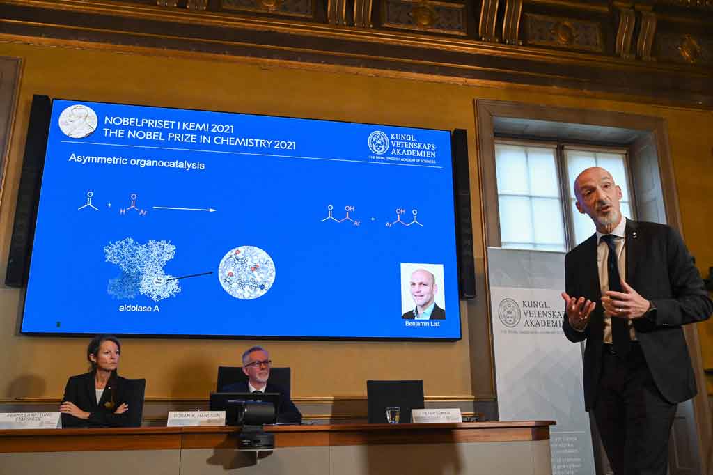 List dan MacMillan, keduanya berusia 53 tahun, akan berbagi hadiah sebesar 10 juta kronor (USD1,1 juta, satu juta euro).