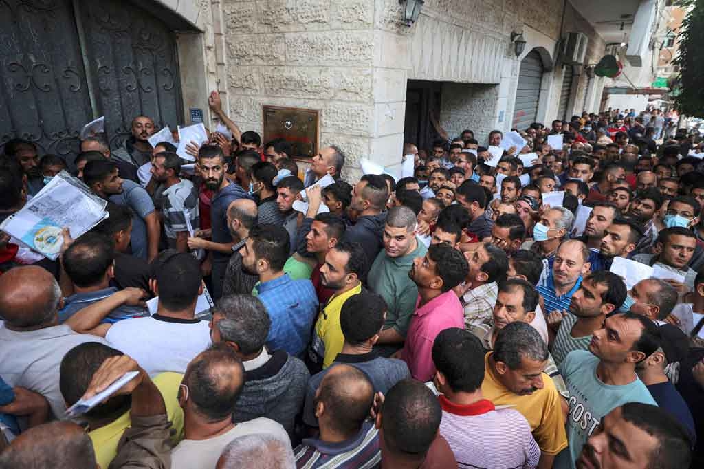 Ribuan warga Gaza pada Rabu, 6 Oktober 2021, mengajukan izin kerja untuk Israel, yang telah membuka kembali gerbangnya bagi para pekerja dari kantong Palestina setelah perang terbaru pada Mei.