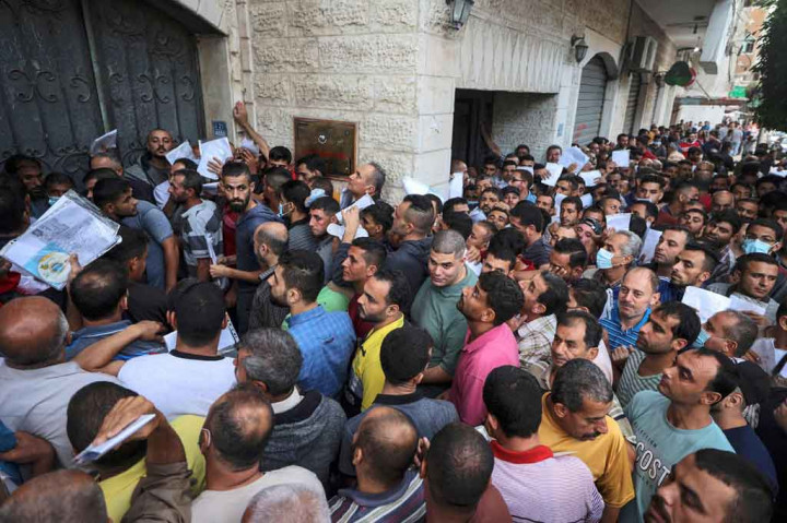 Ribuan warga Gaza pada Rabu, 6 Oktober 2021, mengajukan izin kerja untuk Israel, yang telah membuka kembali gerbangnya bagi para pekerja dari kantong Palestina setelah perang terbaru pada Mei.