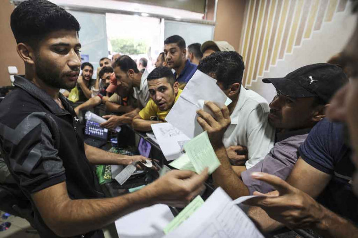 Banyak orang Palestina ingin bekerja di Israel, di mana upahnya lebih tinggi daripada di Gaza. Wilayah miskin berpenduduk dua juta jiwa dengan tingkat pengangguran sekitar 50 persen itu telah diblokade oleh Israel selama hampir 15 tahun.