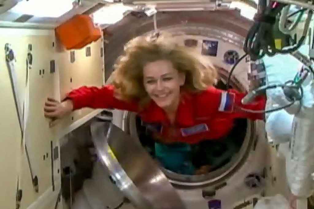 Aktris Yulia Peresild, 37, dan sutradara film Klim Shipenko, 38, akan mengalahkan proyek Hollywood yang diumumkan tahun lalu oleh bintang 'Mission Impossible' Tom Cruise bersama dengan NASA dan SpaceX milik Elon Musk.