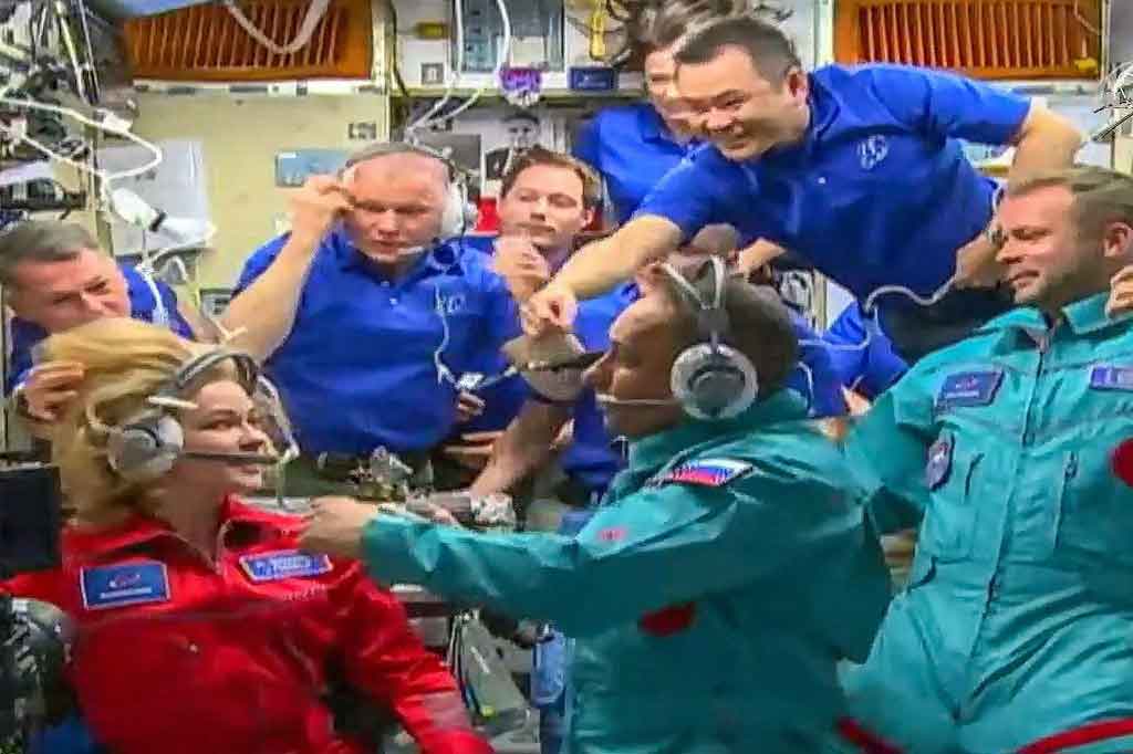 Seorang aktris dan sutradara Rusia tiba di Stasiun Luar Angkasa Internasional (ISS) pada Selasa, 5 Oktober 2021 waktu setempat, untuk memulai misi 12 hari untuk membuat film pertama di luar angkasa. Mereka disambut dua astronaut Rusia, Prancis, Jepang, dan tiga NASA.