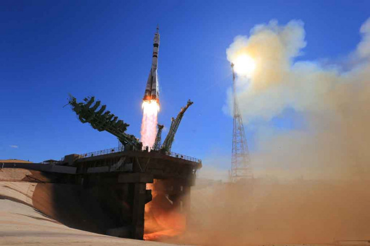 Yulia Peresild dan sutradara film Klim Shipenko beserta kapten pesawat Anton Shkaplerov, lepas landas dari Cosmodrome Baikonur  yang disewa Rusia di Kazakhstan bekas Soviet sesuai jadwal pada Selasa, 0855 GMT.