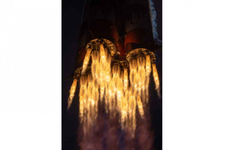 
Mereka merapat di ISS, terlambat dari jadwal pada 1222 GMT, setelah kosmonot veteran Anton Shkaplerov, beralih ke kontrol manual. Para kru melakukan perjalanan dengan pesawat ruang angkasa Soyuz MS-19 untuk memfilmkan adegan untuk The Challenge.