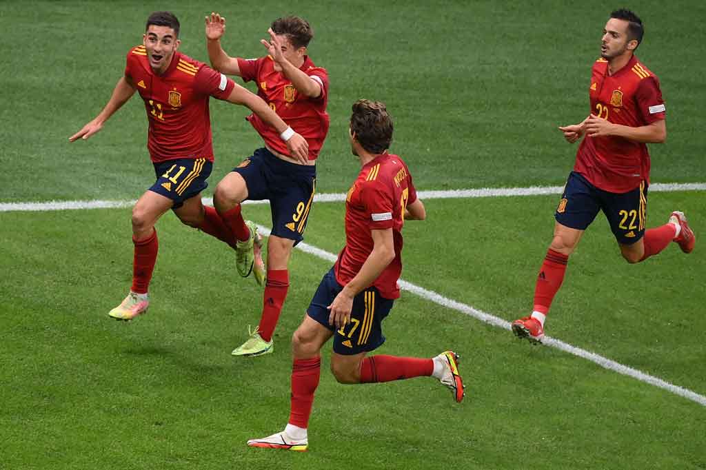 Di akhir babak pertama Italia justru kebobolan lagi lewat gol kedua Torres menyambut umpan silang Oyarzabal. Skor 2-0 untuk Tim Matador.