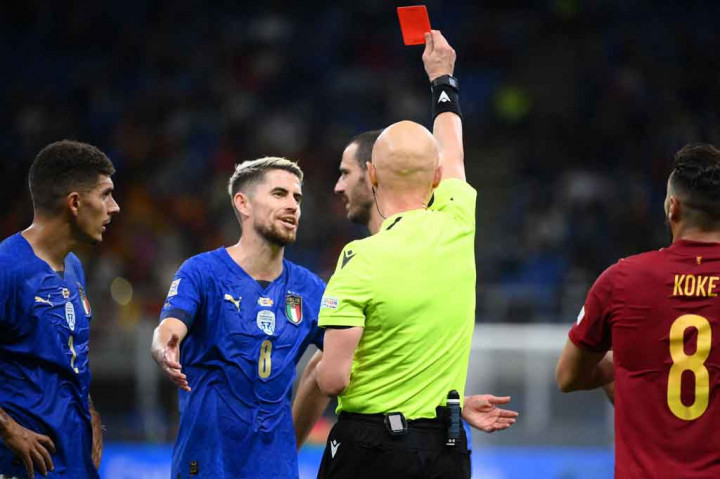 Tertinggal satu gol, Italia harus bermain dengan 10 orang sejak menit ke-42 setelah Bonucci diganjar kartu kuning kedua karena menyikut wajah Sergio Busquets.