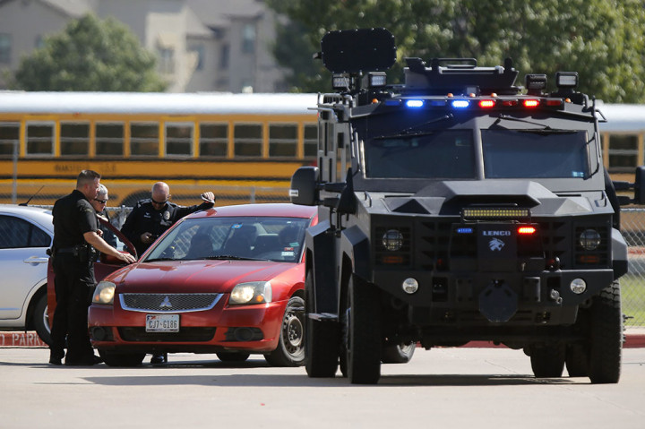 Sekolah diblokade setelah penembakan dan polisi Arlington menyiapkan area aman bagi orang tua untuk menemui anak-anak mereka.