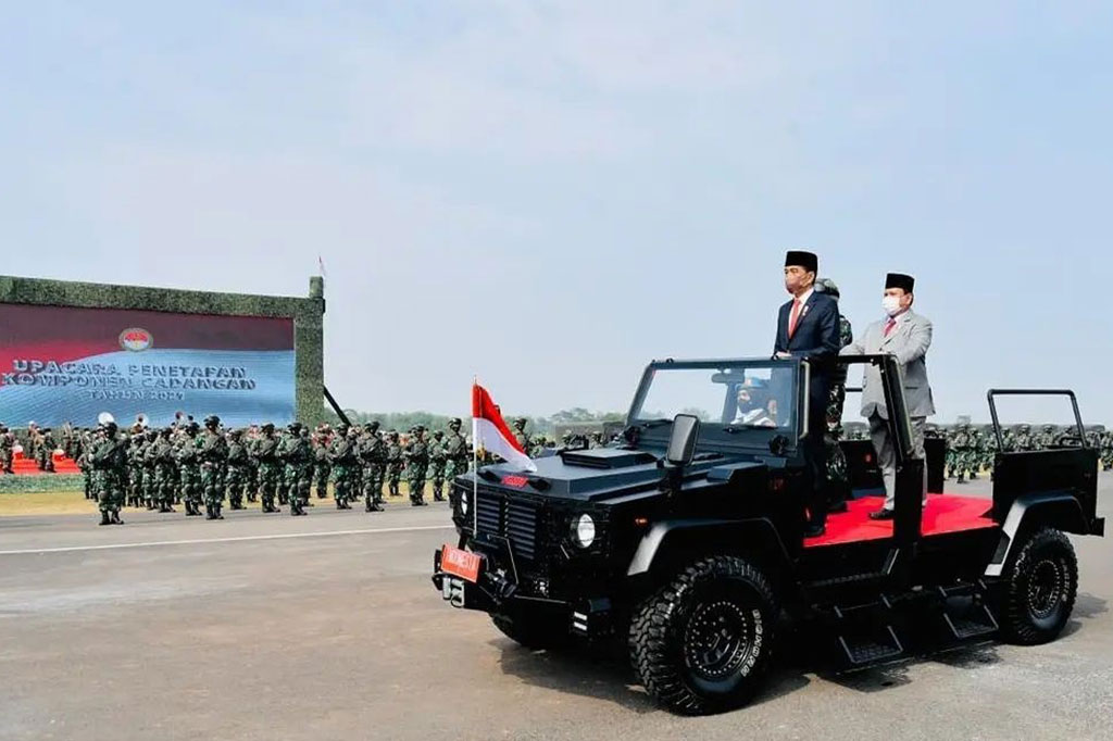 Presiden Joko Widodo didampingi Menteri Pertahanan Prabowo Subianto melakukan pemeriksaan pasukan saat memimpin upacara Penetapan Komponen Cadangan Tahun Anggaran 2021 di Pusat Pendidikan dan Pelatihan Pasukan Khusus (Pusdiklatpassus) Batujajar, Bandung Barat, Jawa Barat, Kamis, 7 Oktober 2021.