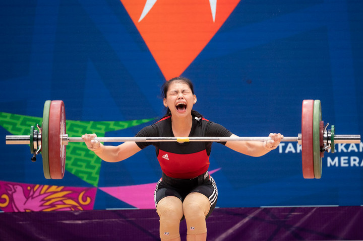 Lifter putri Jawa Barat Alfiah R Tsabitha meluapkan kegembiraannya usai berhasil mengangkat beban pada kelas 64kg putri PON XX Papua di Auditorium Universitas Cenderawasih, Kota Jayapura, Papua, Kamis, 7 Oktober 2021.