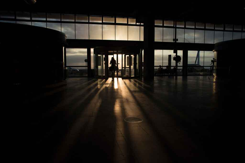 Awan abu tebal dari letusan gunung berapi Cumbre Vieja di Kepulauan Canary, La Palma, Kamis, 7 Oktobre 2021, memaksa penutu[an bandara pulau itu untuk kedua kalinya sejak letusan 19 September lalu.