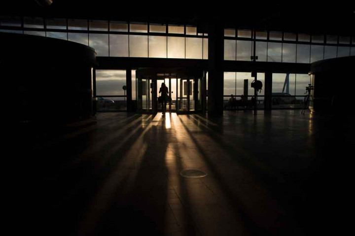 Awan abu tebal dari letusan gunung berapi Cumbre Vieja di Kepulauan Canary, La Palma, Kamis, 7 Oktobre 2021, memaksa penutu[an bandara pulau itu untuk kedua kalinya sejak letusan 19 September lalu.