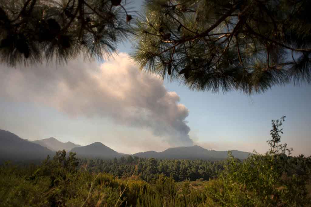 Sebelumnya bandara ditutup sebentar pada 25 September setelah awan tebal abu hitam memaksa maskapai penerbangan untuk membatalkan penerbangan. Meskipun dibuka kembali sehari kemudian, penerbangan tidak dilanjutkan hingga 29 September. 
