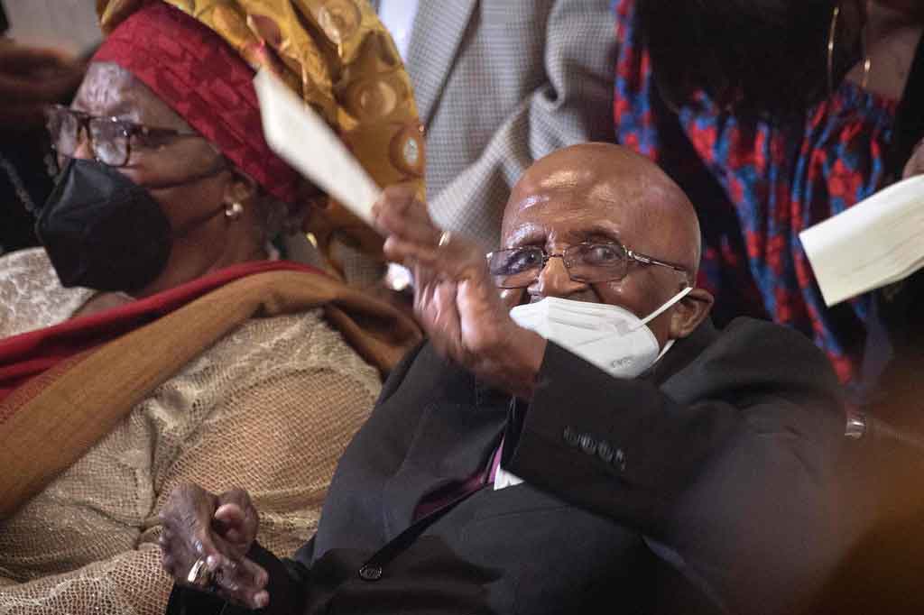 Tutu yang periang, yang bahkan hari ini berbicara menentang ketidakadilan, menghadiri kebaktian syukur khusus bersama istrinya, Leah di Katedral St George di Cape Town, di mana ia diangkat sebagai uskup agung Anglikan kulit hitam pertama di Afrika Selatan. Kebaktian dibuka dengan membawakan lagu Selamat Ulang Tahun.