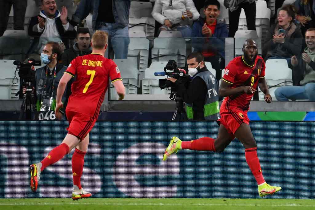 Empat menit berselang, Belgia menggandakan keunggulan. Menerima umpan dari Kevin De Bruyne, temabakan Romelu Lukaku dari sudut sempit menjebol gawang Lloris untuk kedua kalinya. Skor 2-0 untuk Belgia bertahan hingga jeda.