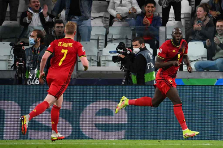 Empat menit berselang, Belgia menggandakan keunggulan. Menerima umpan dari Kevin De Bruyne, temabakan Romelu Lukaku dari sudut sempit menjebol gawang Lloris untuk kedua kalinya. Skor 2-0 untuk Belgia bertahan hingga jeda.